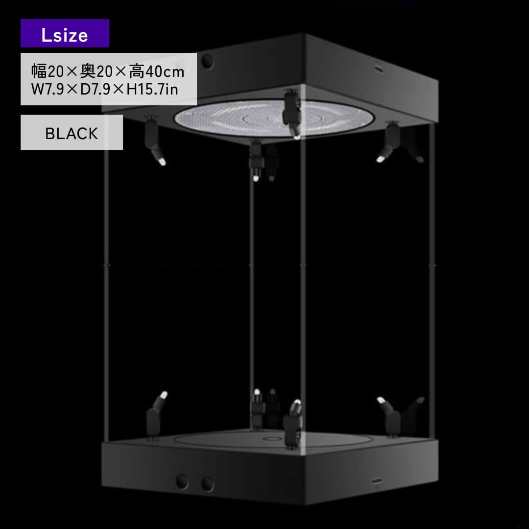 Vitrine éclairée par des projecteurs